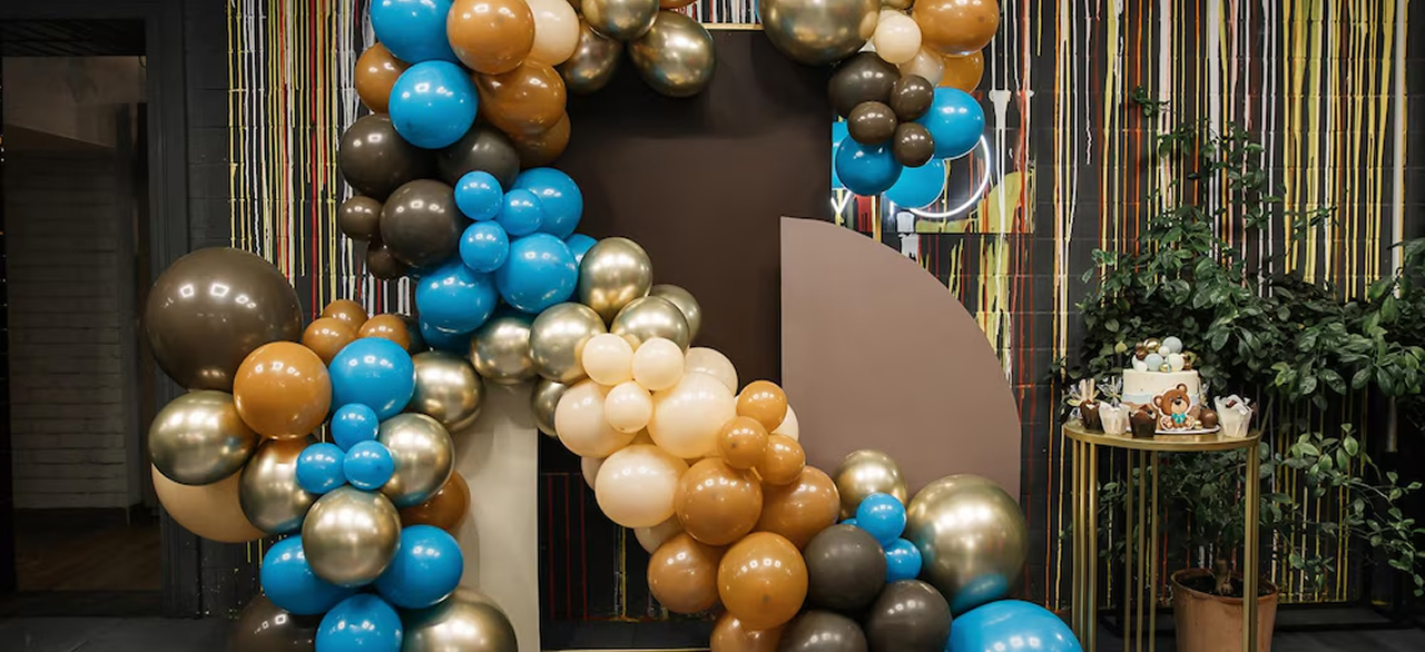 🎈 1. Balloon Garlands – A Festive Welcome