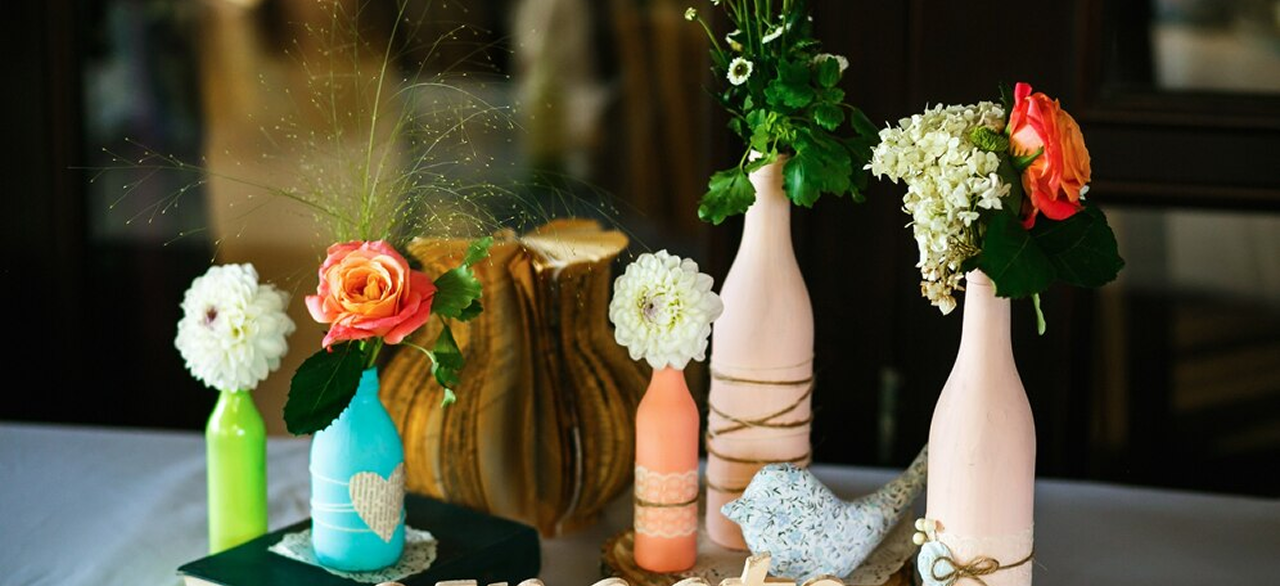 🌷 3. Themed Table Centerpieces